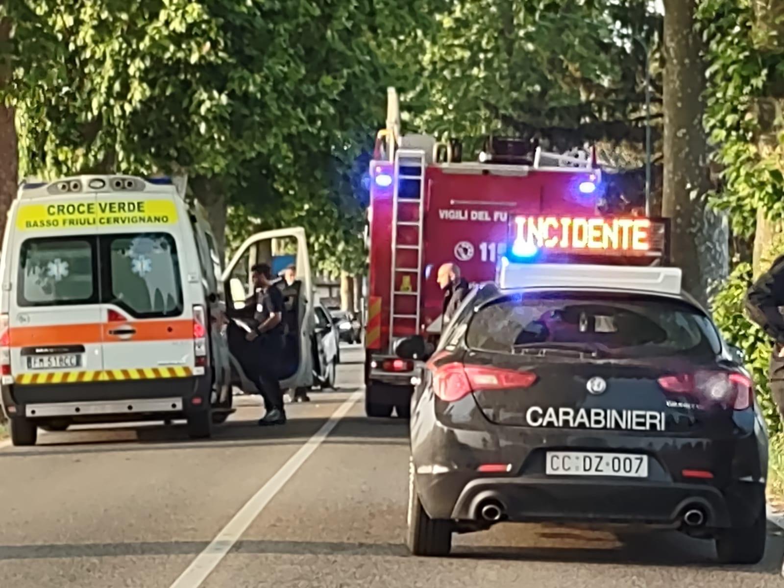 Immagine per Auto contro un albero sulla regionale ad Aquileia, gravissimo 20enne